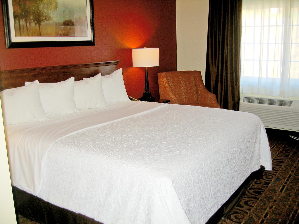 Savanna Inn & Suites מראה חיצוני תמונה
